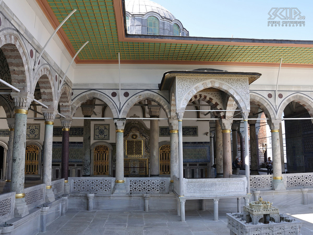 Istanbul - Topkapi paleis Het Topkapi-paleis was vanaf de 15e eeuw de residentie van de Osmaanse sultans. Het complex ligt tussen de Gouden Hoorn en de Zee van Marmara met uitzicht over de Bosporus.   Het bestaat uit 4 verschillende hoven met vele prachtige gebouwen waaronder de harem en bevat bovendien prachtige kunstschatten. Stefan Cruysberghs